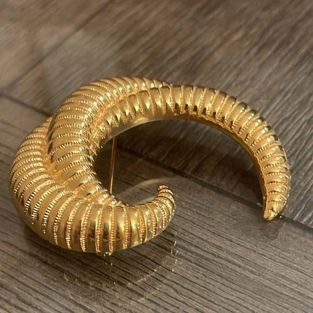 Vintage Monet Gold-tone Ribbed Swirl Brooch - Pin